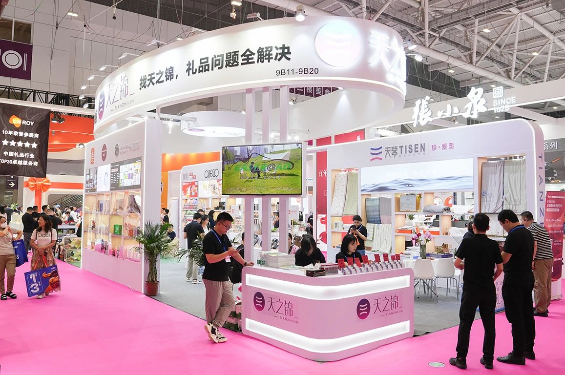 直击|vip888集团携新品首发，，，，，引“爆”2024丽江礼物展